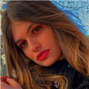 Studentessa di infermieristica impartisce lezioni di materie scientifiche ai ragazzi delle elementari- medie - superiori